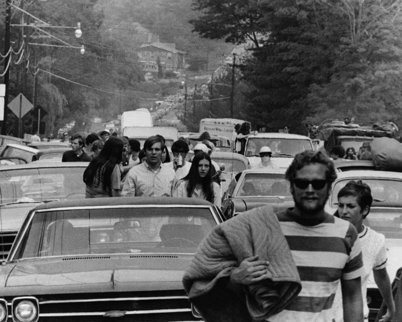 Personas abandonaron sus autos en el tráfico paralizado para llegar a Woodstock