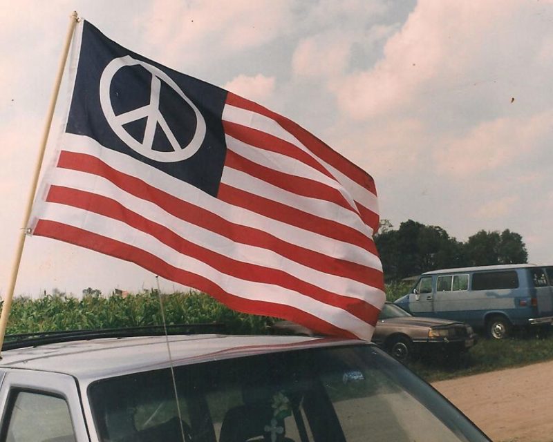 Un montón de banderas estadounidenses en Woodstock fueron alteradas para resaltar el símbolo de la paz
